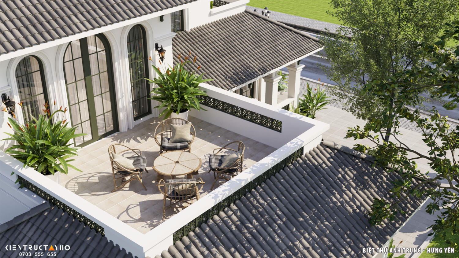 Ban công không đơn thuần là phần mở rộng, mà là một không gian nghỉ độc lập. Lan can đặc kết hợp họa tiết thoáng giữ sự riêng tư nhưng không tách rời cảnh quan. Ánh sáng trên cao và bóng cây tạo nên một lớp không gian yên tĩnh, đủ để dừng lại.